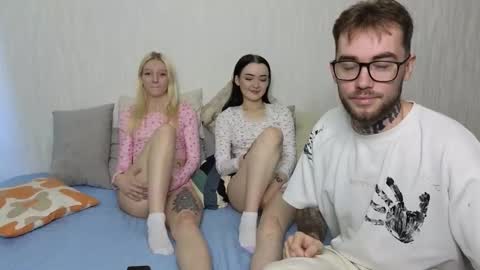 Snapshot of first_day_ chatting on 09/18/25, 03:30 ALICESTEVEVECTOR pvt open  online show from 09/18/25, 03:30