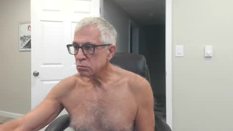 Snapshot of fitman999 chatting on 10/19/25, 08:31 Jon online show from 10/19/25, 08:31