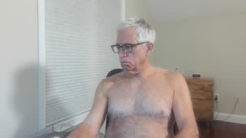 Snapshot of fitman999 chatting on 11/04/25, 02:21 Jon online show from 11/04/25, 02:21