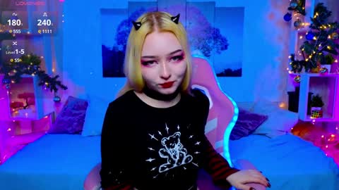 Snapshot of flaircorell chatting on 01/06/25, 04:15 Sophie online show from 01/06/25, 04:15