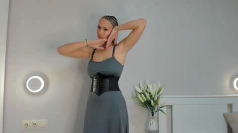 Doloras online show from 09/29/25, 07:51