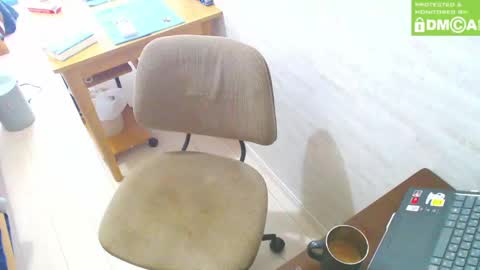 Snapshot of flowerbox chatting on 02/15/25, 06:02 flowerbox online show from 02/15/25, 06:02