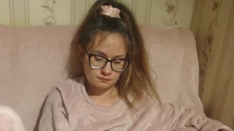 Snapshot of flowercandydoll chatting on 11/01/25, 04:31 say meow and send tip online show from 11/01/25, 04:31