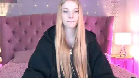 Mia online show from 09/19/25, 09:37