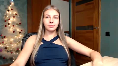 Snapshot of fofhcf chatting on 12/18/24, 03:15 Molli  Ready for any play with you. Hottest show in pvt  Help a student earn big tokens  online show from 12/18/24, 03:15