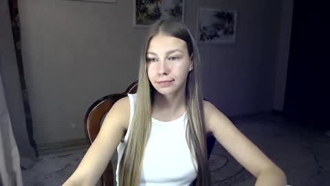 Snapshot of fofhcf chatting on 10/01/25, 08:15 Molli  Ready for any play with you. Hottest show in pvt  Help a student earn big tokens  online show from 10/01/25, 08:15