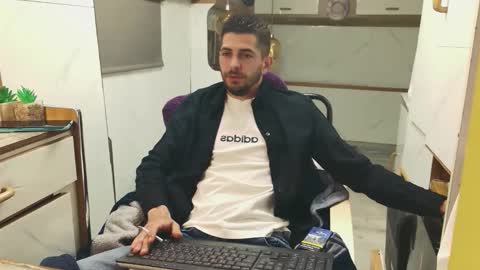 independent model online show from 04/22/26, 05:58