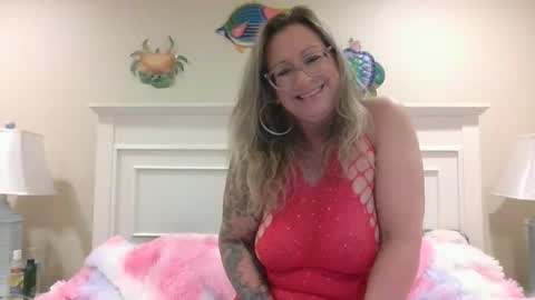 Snapshot of forevermilfxoxo chatting on 02/12/25, 10:37 Aleesa online show from 02/12/25, 10:37
