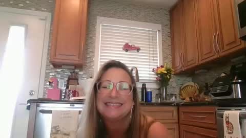 Snapshot of forevermilfxoxo chatting on 02/18/25, 01:44 Aleesa online show from 02/18/25, 01:44