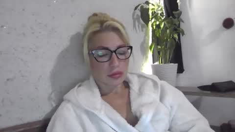 fox_red_lady7 online show from 10/08/25, 07:44