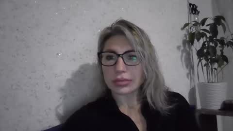 fox_red_lady7 online show from 12/21/25, 12:56