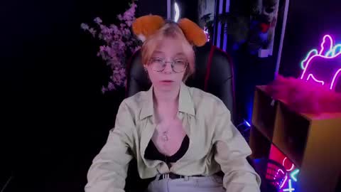 Snapshot of foxxxypolly chatting on 06/17/26, 05:32 Polly online show from 06/17/26, 05:32