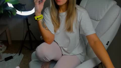 Foxy online show from 10/22/25, 11:26