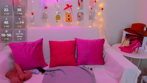 Snapshot of foxy_ginger_ chatting on 05/18/26, 01:35 Angelica online show from 05/18/26, 01:35