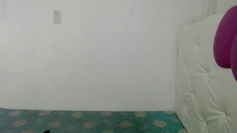 Snapshot of foxylicious_danielax chatting on 10/21/25, 01:28 Daniela online show from 10/21/25, 01:28