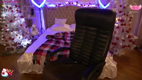 Snapshot of foxyshyyy chatting on 12/15/24, 10:07 Inna  online show from 12/15/24, 10:07