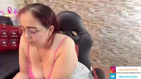 Snapshot of francesca_bbw chatting on 02/22/25, 07:01 online show from 02/22/25, 07:01