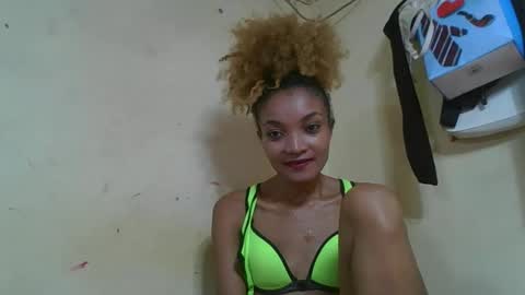 Snapshot of francinoli chatting on 05/17/26, 01:18 Francinoli online show from 05/17/26, 01:18