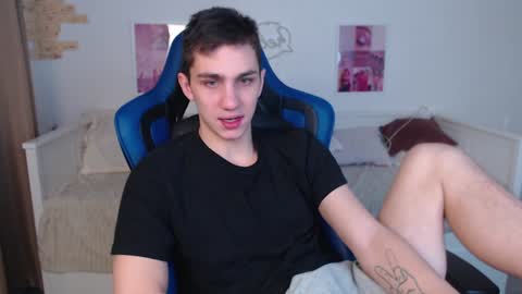 Snapshot of frank_mooree chatting on 01/18/25, 02:14 Frank online show from 01/18/25, 02:14