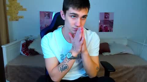 Snapshot of frank_mooree chatting on 02/02/25, 10:02 Frank online show from 02/02/25, 10:02