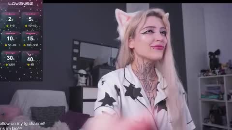 Snapshot of fraulein_mooon chatting on 09/24/25, 08:23 Asya UwU online show from 09/24/25, 08:23