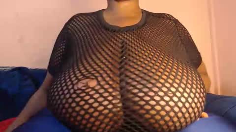 Snapshot of freakyboobsxx chatting on 06/08/26, 02:17 Kimmy online show from 06/08/26, 02:17