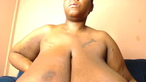 Snapshot of freakyboobsxx chatting on 07/12/26, 07:32 Kimmy online show from 07/12/26, 07:32