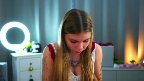 Hey im Olivia im glat to see you in mu room3 online show from 04/21/26, 02:23