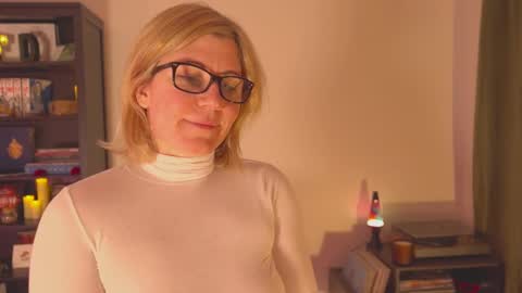 Snapshot of french_devotion chatting on 01/14/25, 08:31 Louise or Lou 3 online show from 01/14/25, 08:31
