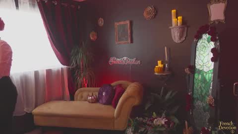 Snapshot of french_devotion chatting on 10/23/25, 01:43 Louise or Lou 3 online show from 10/23/25, 01:43