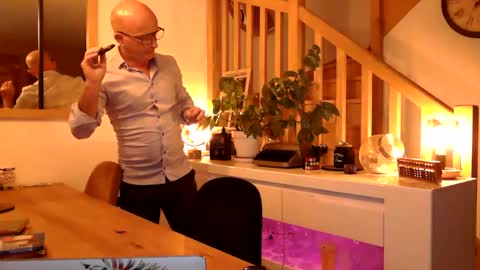 Snapshot of frenchdaddylove chatting on 06/02/26, 06:43 Frenchdaddylove online show from 06/02/26, 06:43