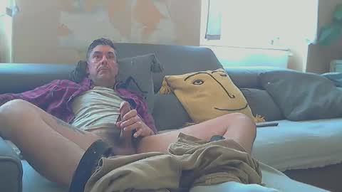 Snapshot of frenchpapalover chatting on 02/21/25, 01:44 frenchpapalover online show from 02/21/25, 01:44