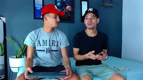 Snapshot of friendsofeverything_ chatting on 12/22/24, 11:22 Adam y pitter online show from 12/22/24, 11:22