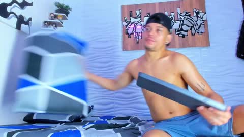 Snapshot of friendsofeverything_ chatting on 09/18/25, 02:08 Adam y pitter online show from 09/18/25, 02:08