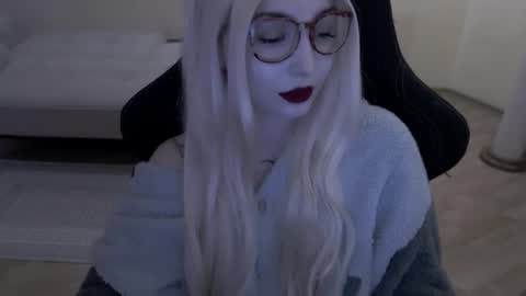 Snapshot of fromsun_forsoul chatting on 04/22/26, 12:18 Lilith online show from 04/22/26, 12:18
