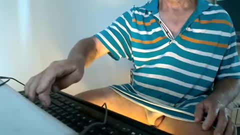 Snapshot of fullballbag chatting on 12/11/24, 10:49 fullballbag online show from 12/11/24, 10:49