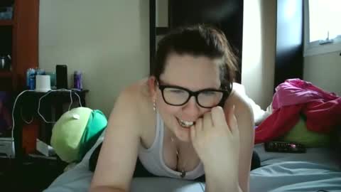 fuzzypeaches87 online show from 04/19/26, 05:45