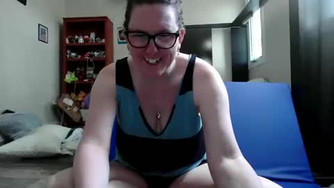 fuzzypeaches87 online show from 05/17/26, 07:43