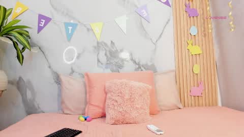   Independent model online show from 04/05/26, 10:23