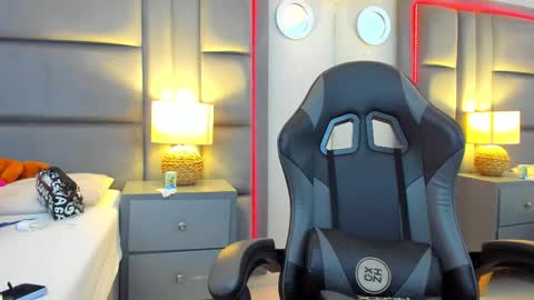 gabymoreau online show from 12/17/25, 02:56