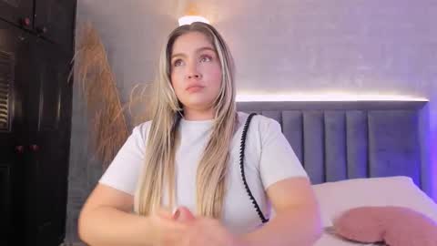 Snapshot of gaiabaker chatting on 03/09/26, 12:09 Gaia Baker online show from 03/09/26, 12:09