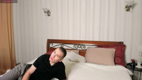 Snapshot of garden_of_eden_ chatting on 10/08/25, 04:32 Max and Eva online show from 10/08/25, 04:32