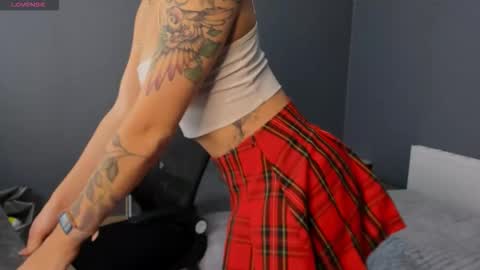 Snapshot of garden_of_eden_ chatting on 10/18/25, 04:48 Max and Eva online show from 10/18/25, 04:48