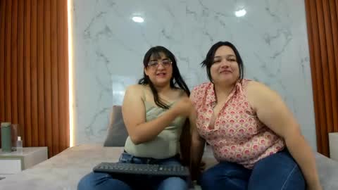 Snapshot of genesis_y_moon chatting on 05/31/26, 02:35 genesis_y_moon online show from 05/31/26, 02:35