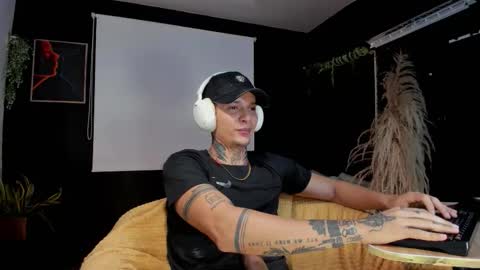 independent model online show from 11/06/25, 05:08