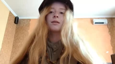 Snapshot of gertrudisturbe chatting on 04/30/26, 11:20 Kate online show from 04/30/26, 11:20