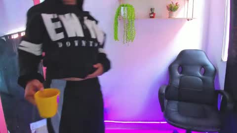 giaaaa   online show from 04/20/26, 07:59