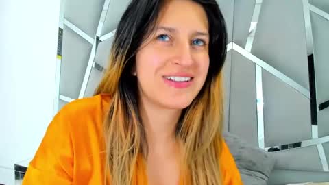 GiaRoussel online show from 02/09/25, 08:13