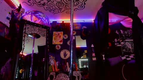 Giggles online show from 12/02/24, 04:20