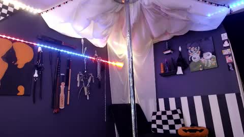 Giggles online show from 11/08/25, 04:07